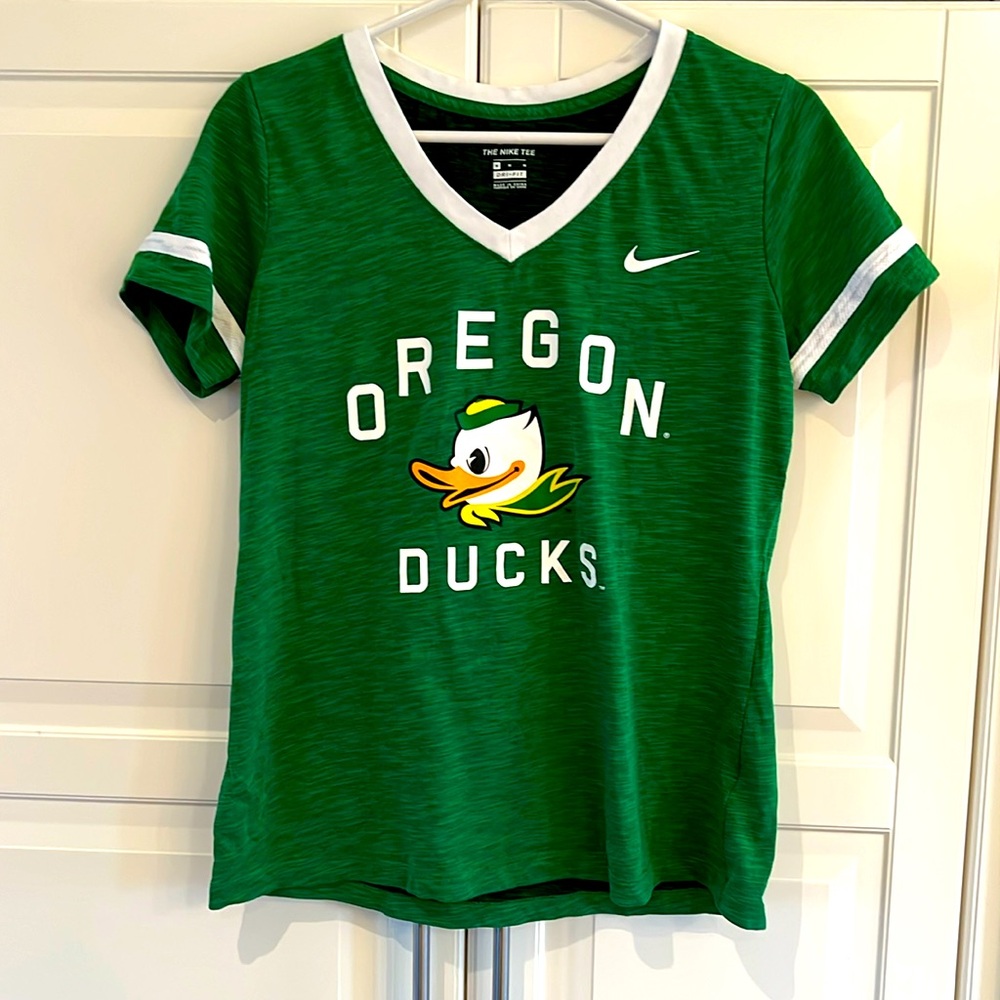 Nike Oregon Ducks v neck medium t-shirt